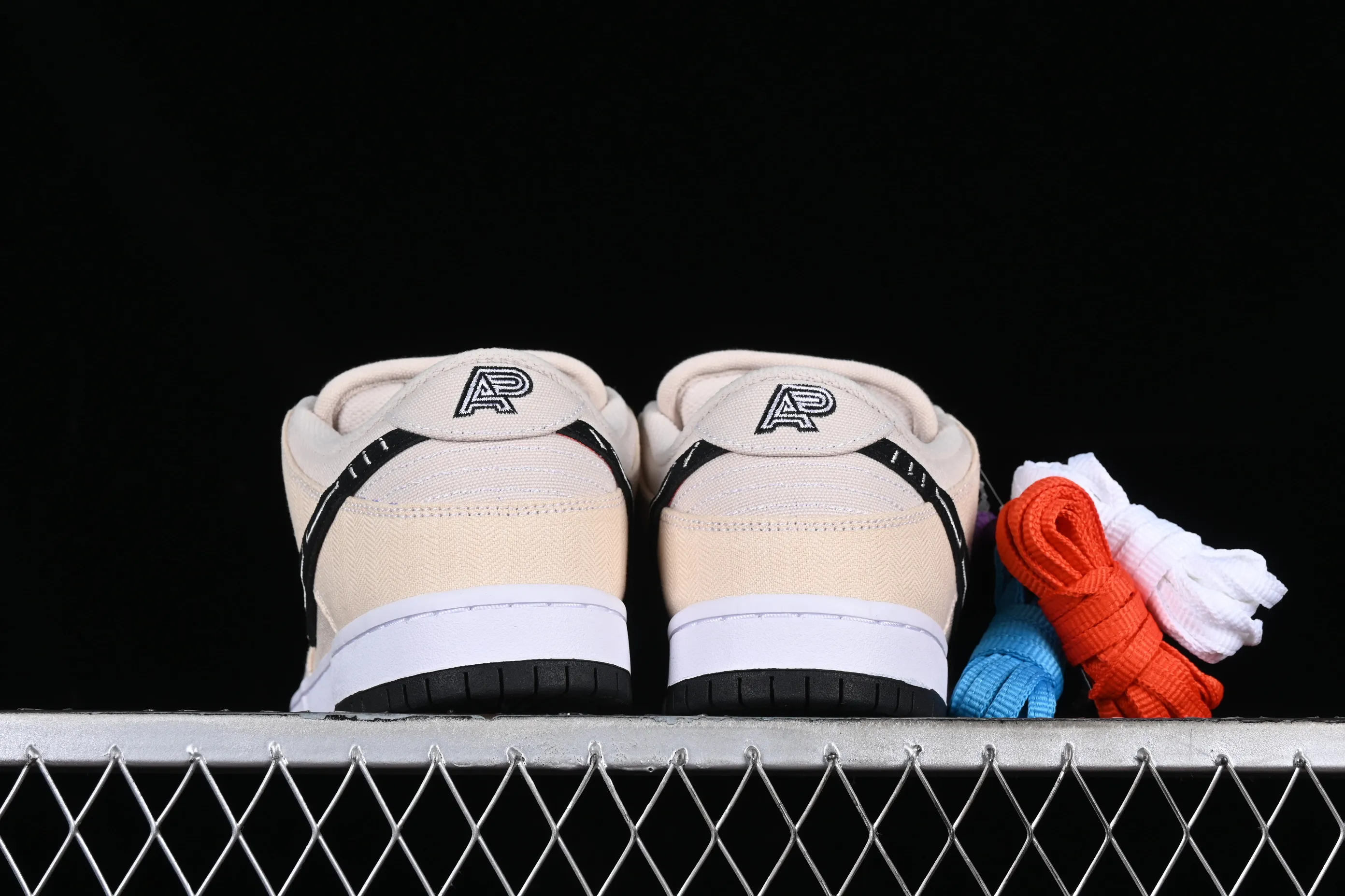 All Categories Nk SB Dunk Series Nk SB Dunk Low Low-top sneakers Albino & Preto x Nk SB Dunk Low joint model TearTear SB low-top casual sneakers FD2627-200